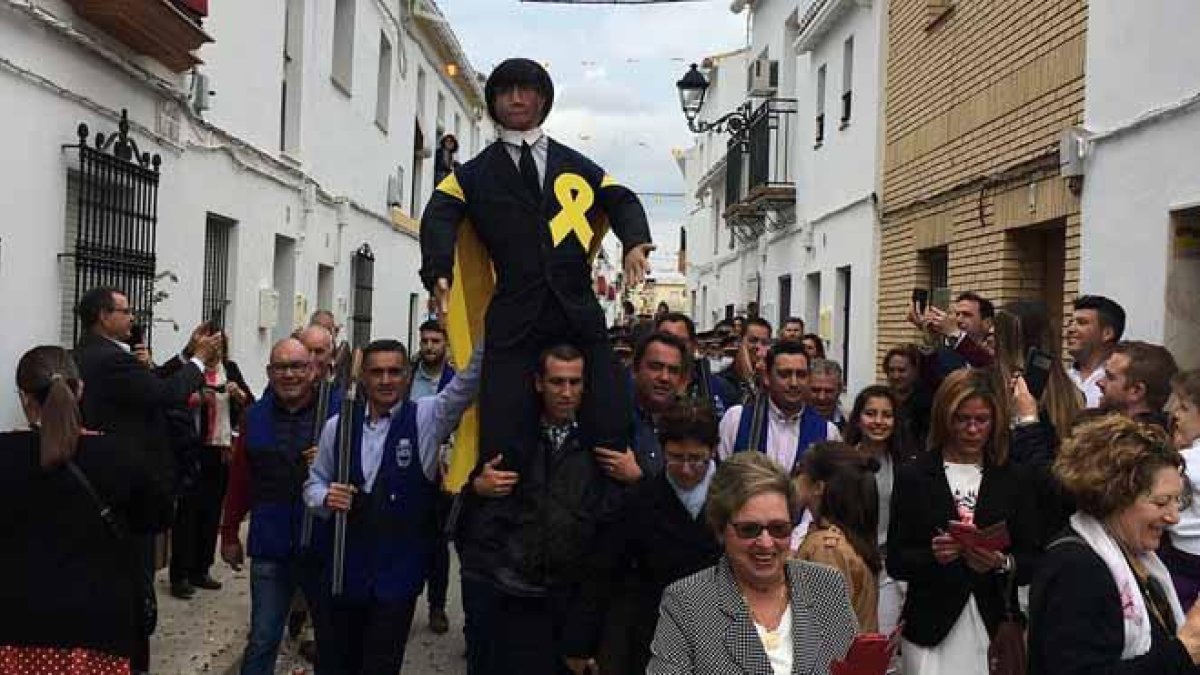 Vecinos de Coripe (Sevilla) portan el Judas Puigdemont que será posteriormente quemado.-TWITTER