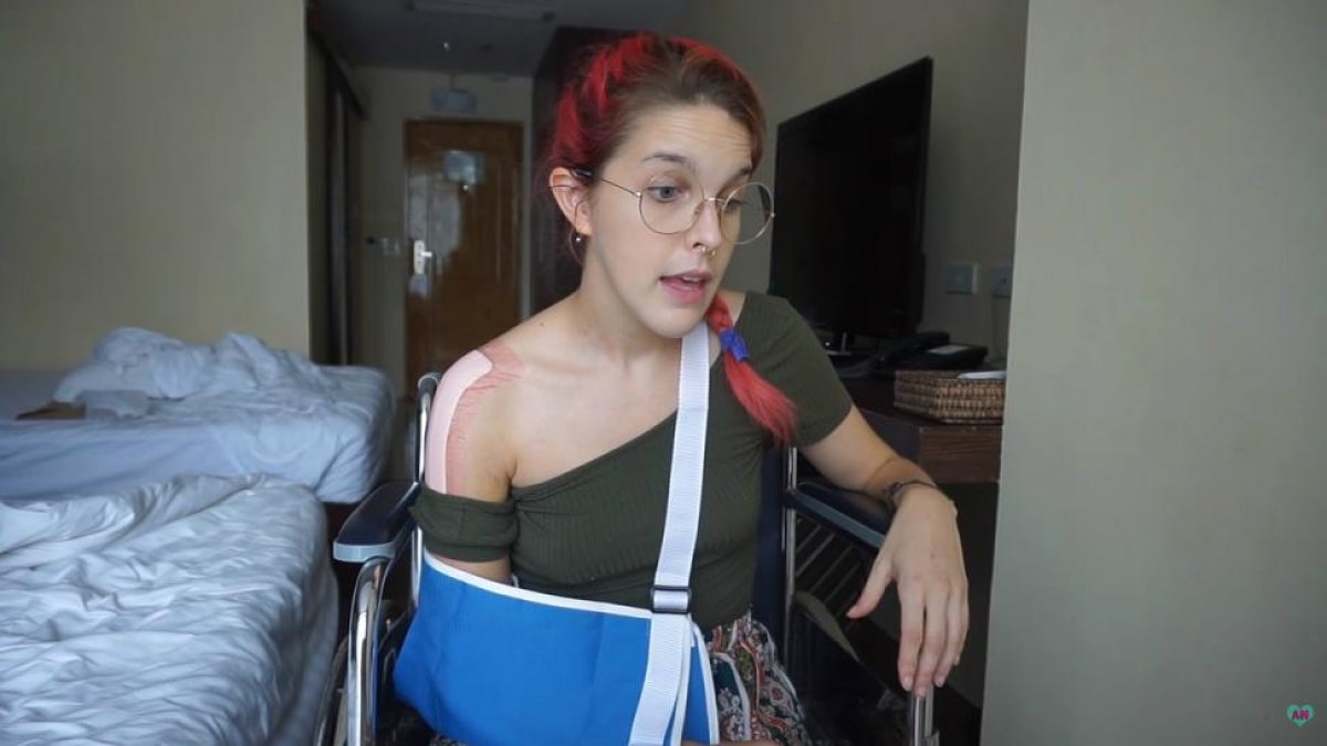 Amarna Miller, durante el vídeo explicativo que ha colgado este martes en su canal de Youtube.-YOUTUBE / AMARNA MILLER