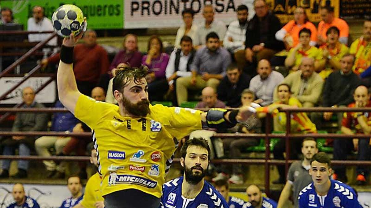 Un jugador del Villa de Aranda se dispone a lanzar a portería durante el partido de ayer.-ALBERTO CALVO