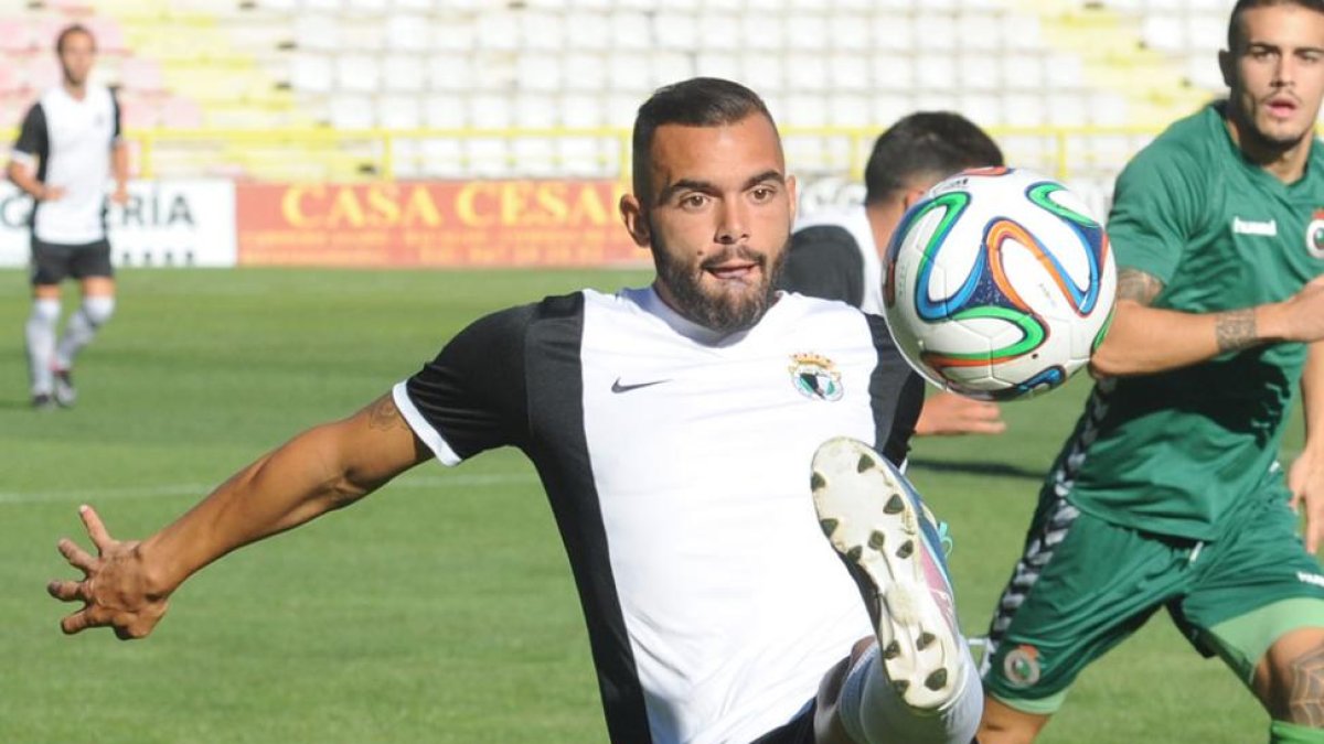 Luis Ángel Curra ha disputado 16 encuentros oficiales con la camiseta del Burgos CF-I. L. Murillo