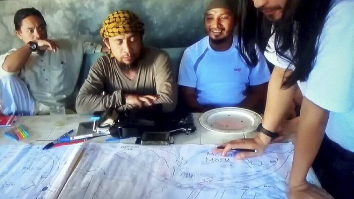 Abu Dar al centro, líder del grupo yihadista filipino Maute.-AP / PNP