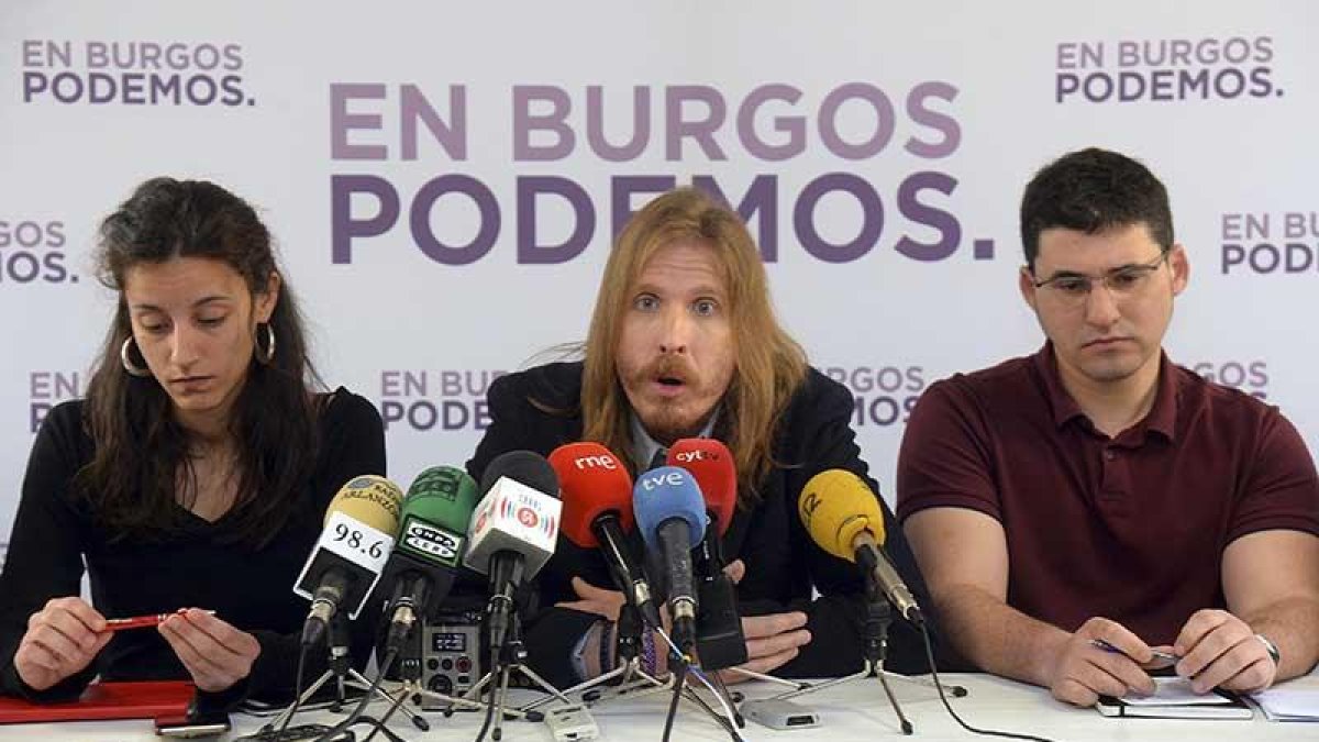 Pablo Fernández atiende a los medios juntos a los concejales Blanca Guinea y Raúl Salinero.-ICAL