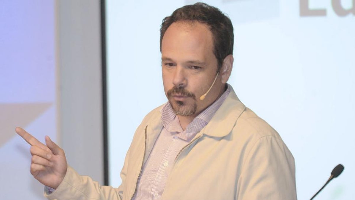 Alejandro Campoy analizó las diferentes herramientas en ‘la nube’ y acercó a los asistentes a Cortana.-ISRAEL L. MURILLO