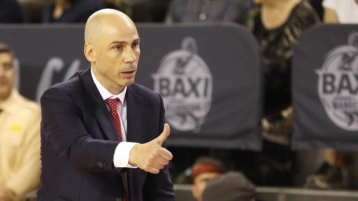 Joan Peñarroya hace un gesto de aprobación durante un encuentro con Manresa.-ACB PHOTO / J. ALBERCH