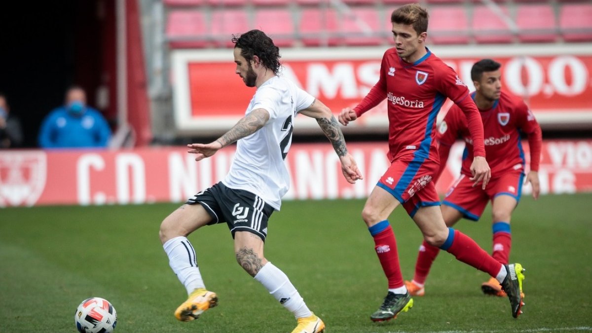 Miki Muñoz controla el balón en el partido contra el Numancia. GONZALO MONTESEGURO / EL MUNDO DIARIO DE SORIA