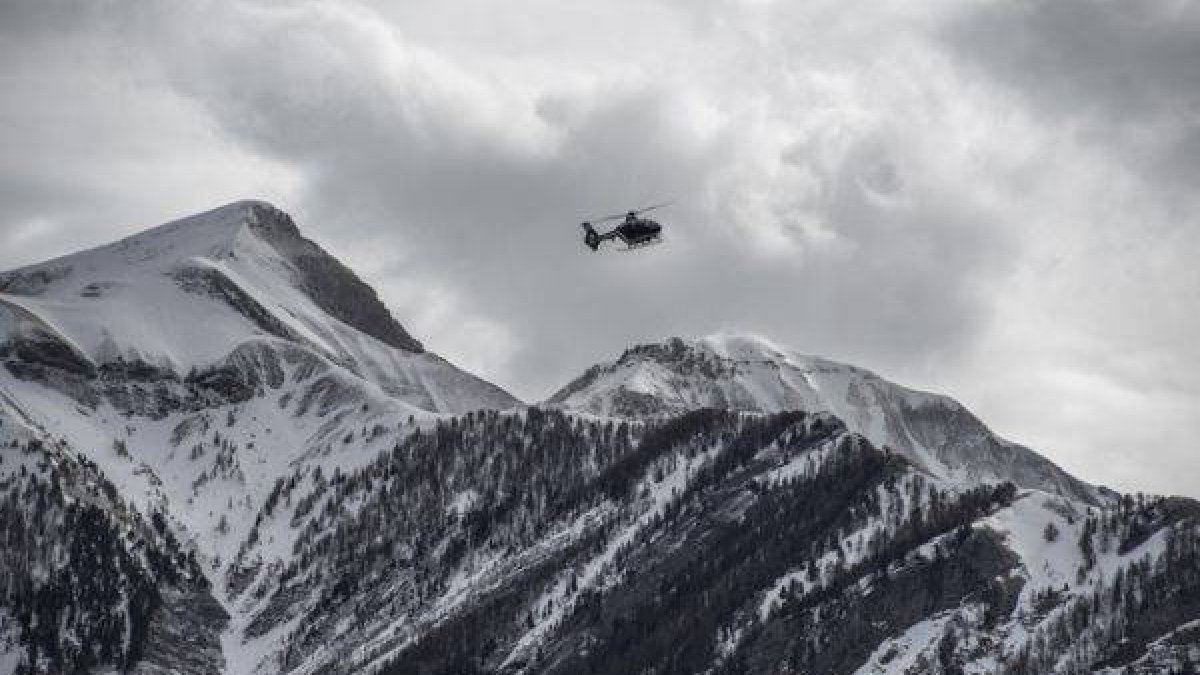 Un helicóptero sobrevuela la zona del siniestro.-Foto: FERRAN_SENDRA