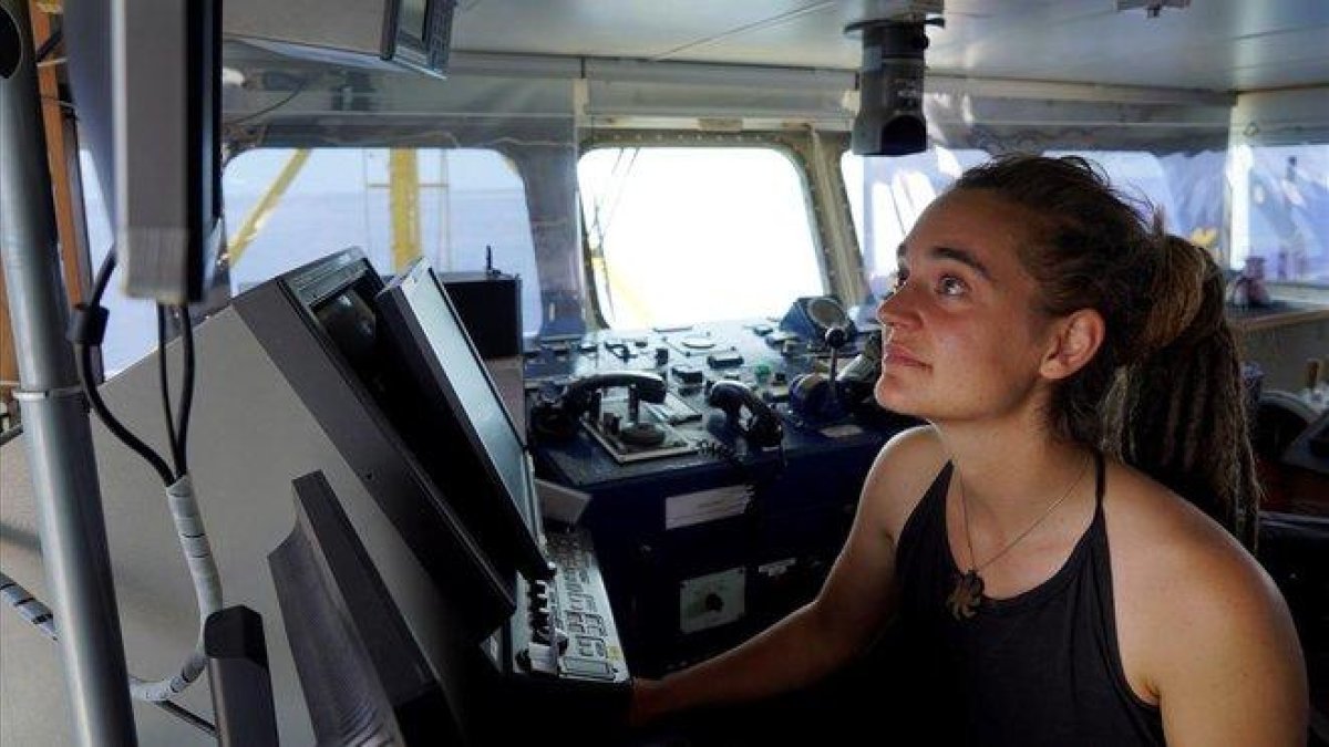 La capitana del Sea Watch 3, Carola Rackete, a bordo de la nave.-TILL M. EVANS (SEA WATCH)