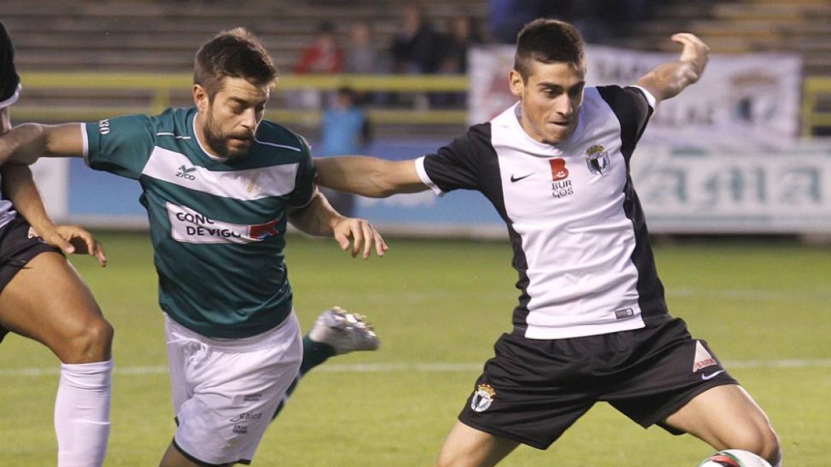 Sergio Esteban protege un balón ante un rival en un duelo en El Plantío-Israel L. Murillo