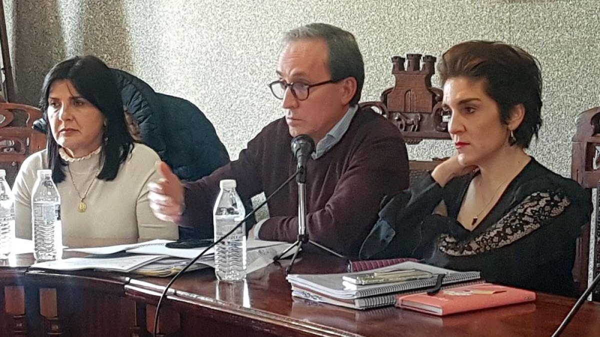 Itzíar Martínez junto a Santiago Rodríguez y Pilar Sanmartín.-L. V.