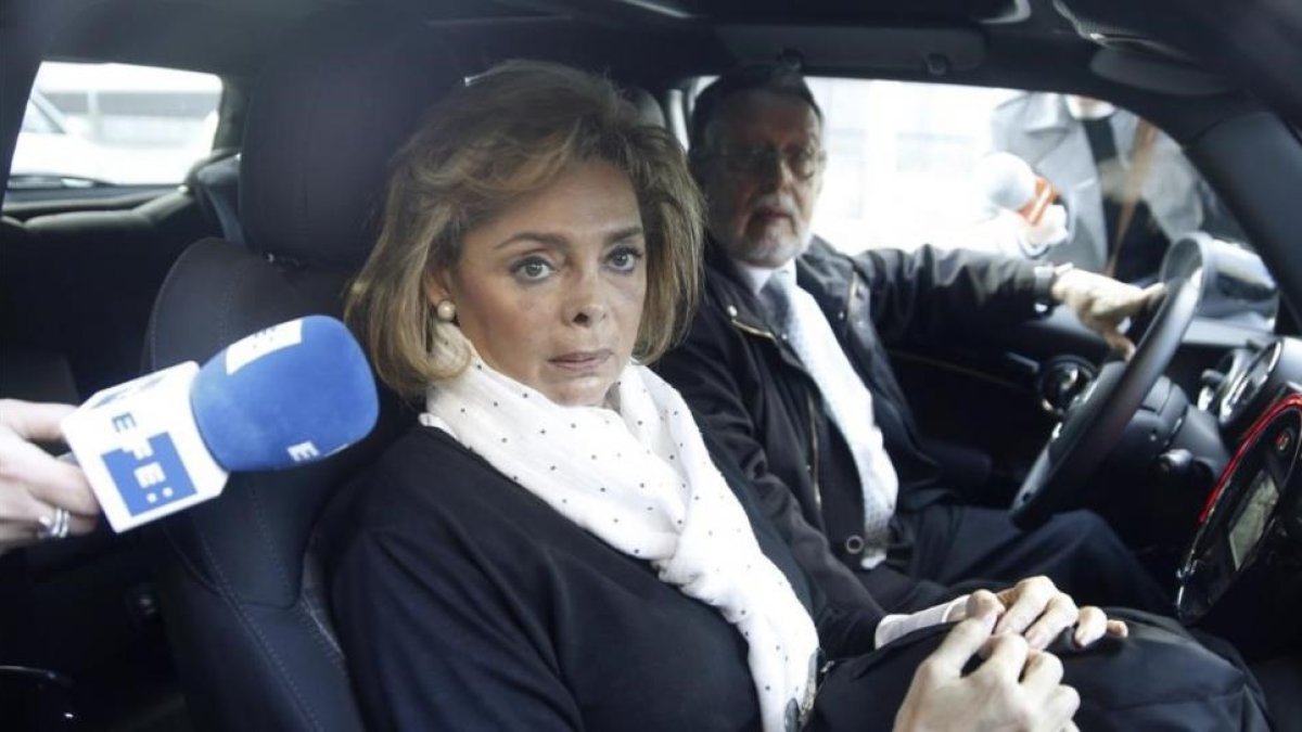 María José Alcón y Alfonso Grau, a su llegada a prestar declaración como imputada por el 'caso Taula'.-LAURA L. DAVID / VALENCIA