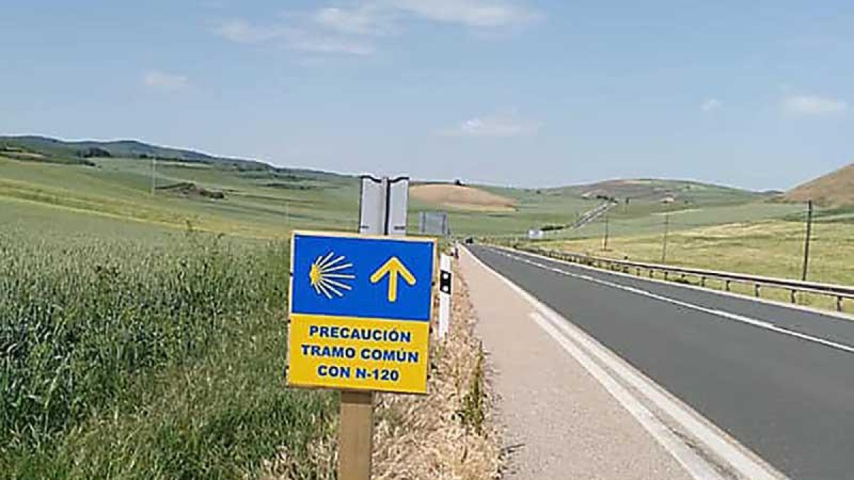 Con estas señales, «la Junta manda a los peregrinos a la carretera»-ECB