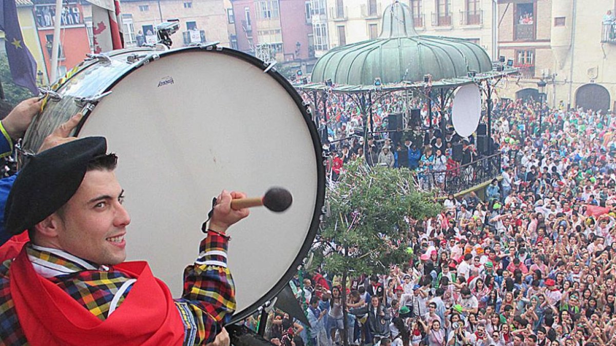 El sonido del Bombo acompaña los actos de las fiestas mirandesas-E. M.