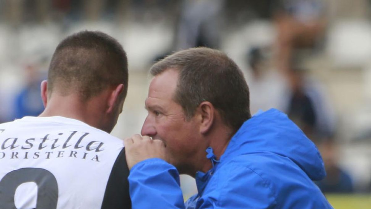 Ángel Viadero da instrucciones a Ander Vitoria durante un partido.-RAÚL G. OCHOA