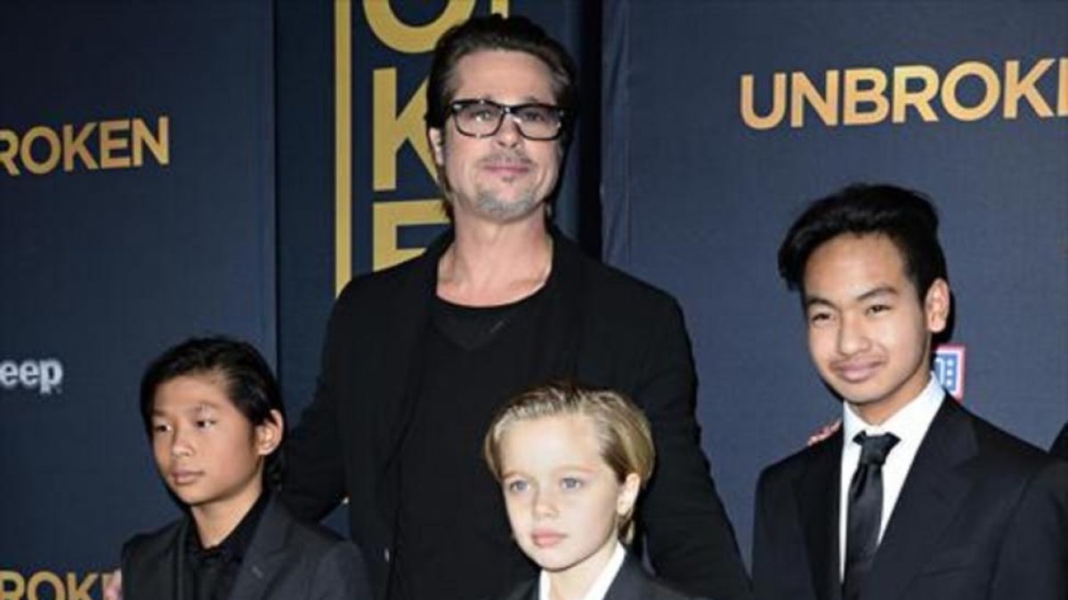 Brad Pitt posa con tres de sus seis hijos, en el estreno de la película 'Unbroken', en diciembre del 2014.-AFP / ROBYN BECK