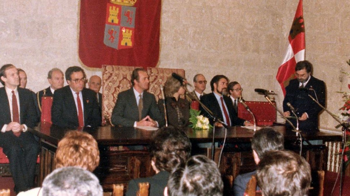 Los Reyes, flanqueados por Peces Barba y Madrid, escuchan a Llamazares en el ’salón rojo’.-Archivo de las Cortes