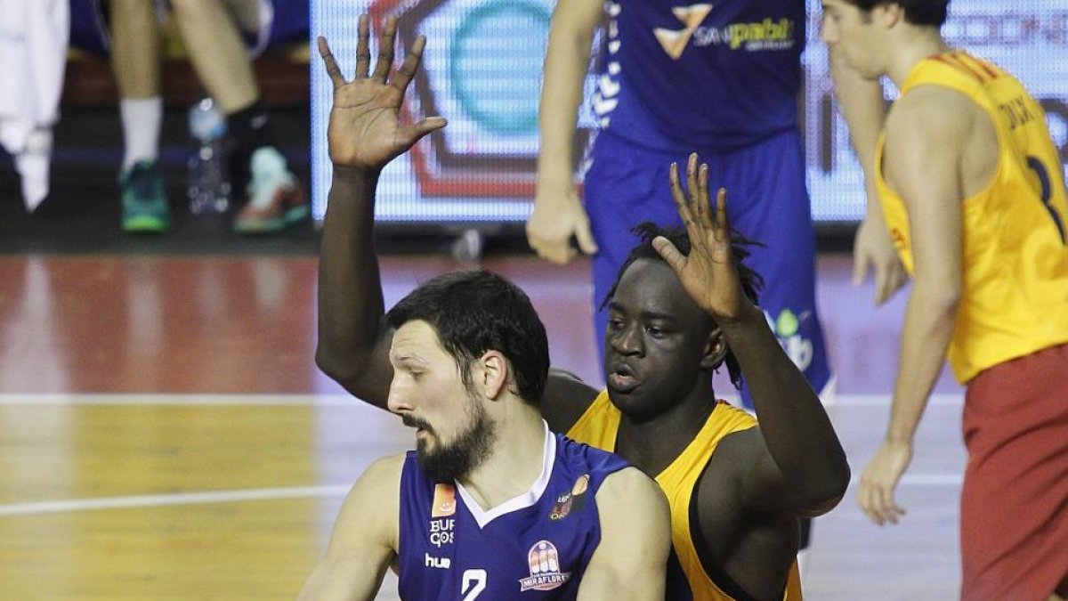 Poscic postea ante Mbaye en un lance del partido de la primera vuelta.-SANTI OTERO