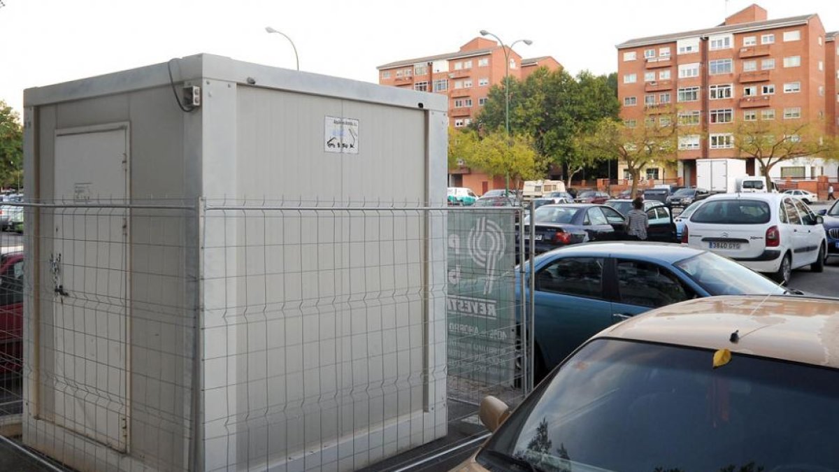 La empresa adjudicataria de la rehabilitación instalaba ayer la caseta de obra en el barrio.-ISRAEL L. MURILLO