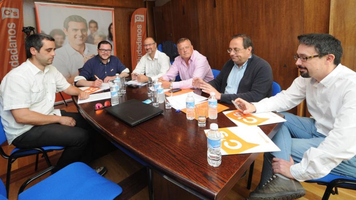 Luis Fuentes se reunió con la candidatura de Burgos, encabezada por Rodrigo Ibeas.-ISRAEL L. MURILLO