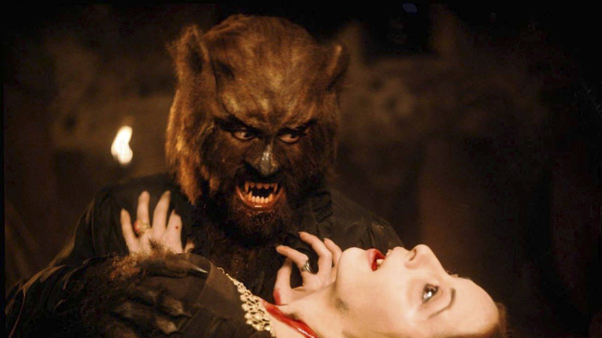 Paul Naschy, caracterizado como el licántropo Waldemar Daninsky, junto a Julia Saly en un momento del filme ‘El retorno del hombre lobo’. ECB