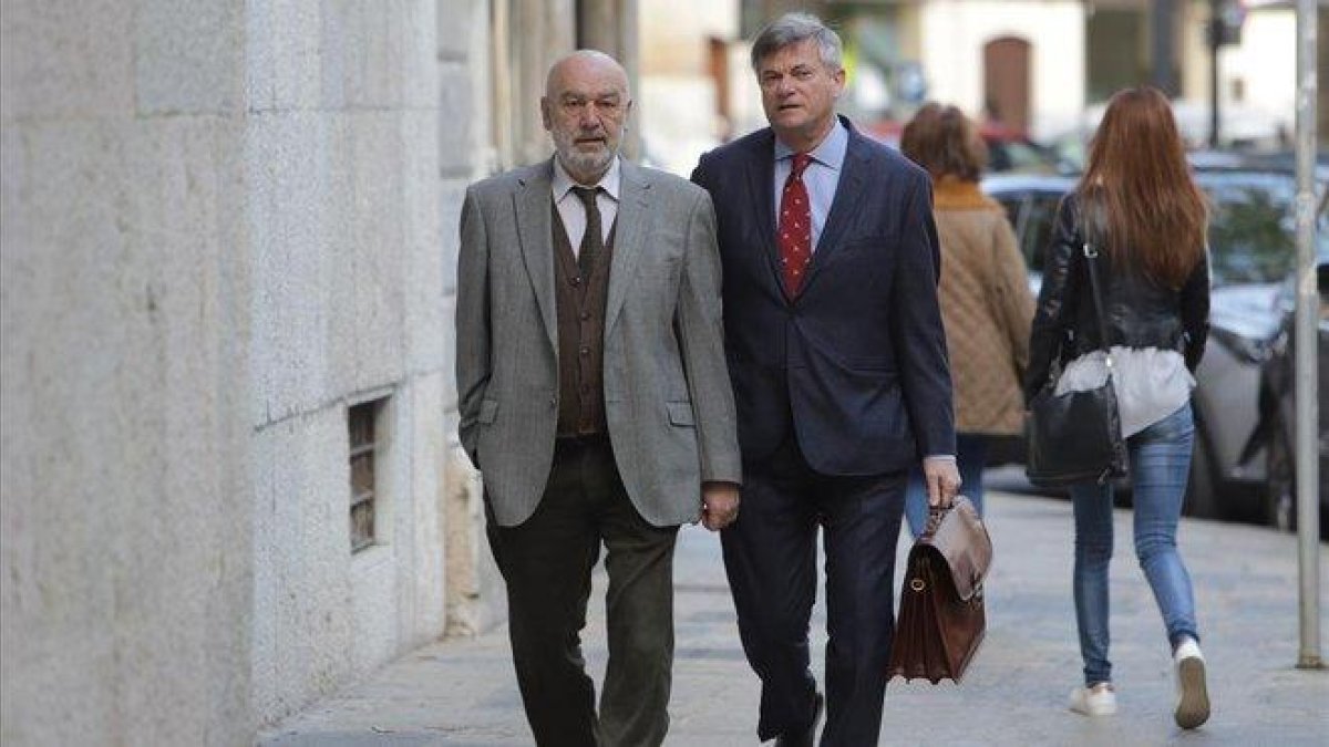 El juez Miguel Florit (izquierda), en los juzgados de Palma.-EUROPA PRESS / ISAAC BUJ