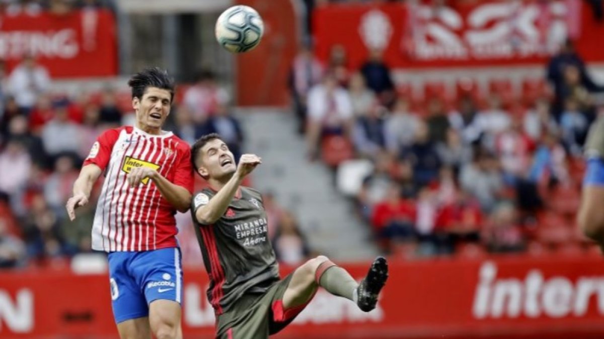Álvaro Peña salta por un balón. LALIGA