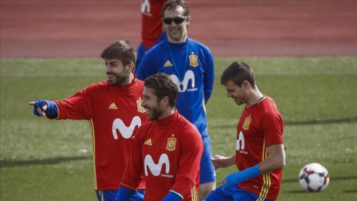 Lopetegui observa a Piqué, Ramos y Azpilicueta durante un entrenamiento de la selección española el pasado 21 de marzo.-EFE / EMILIO NARANJO