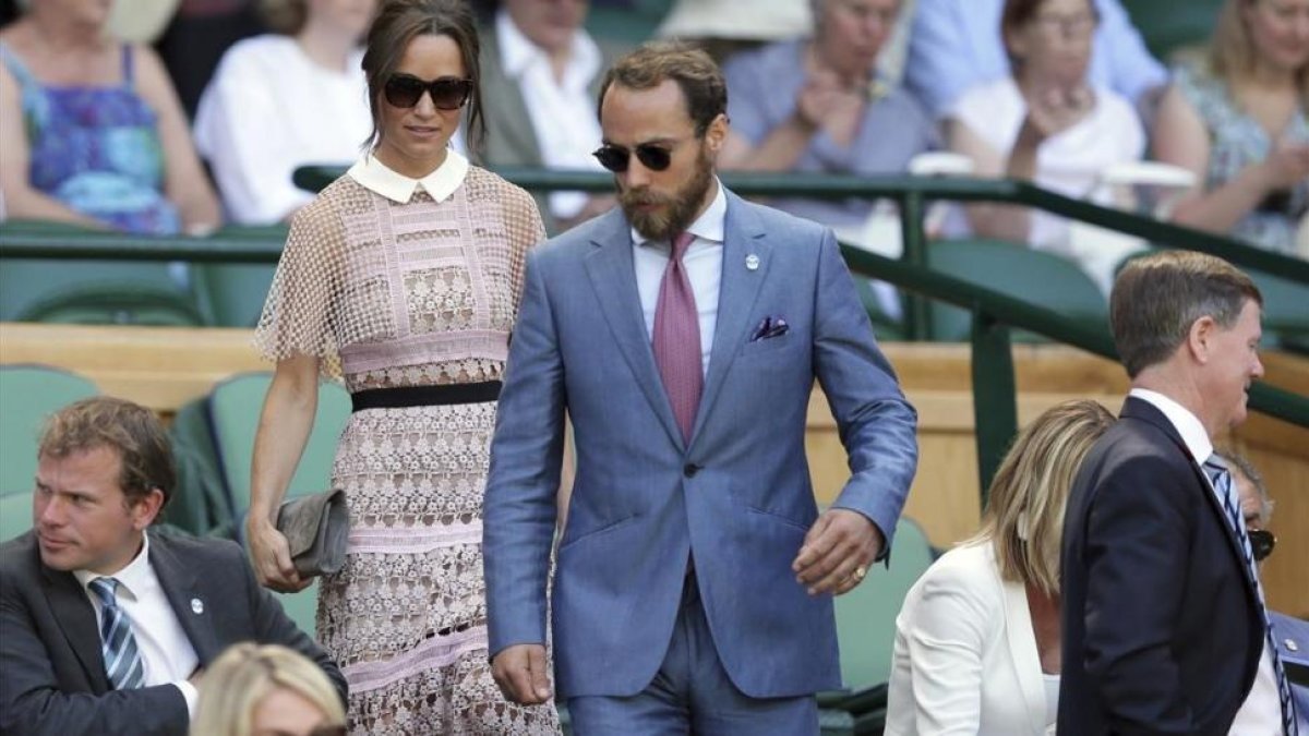 James Middleton y su hermana Pippa, en Wimbledon, el pasado julio.-AP / TIM IRELAND