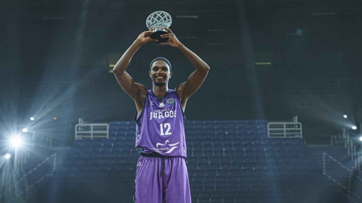 McFadden levanta el título de MVP de la Final a 8 de BCL celebrada en Atenas. FIBA BASKETBALL