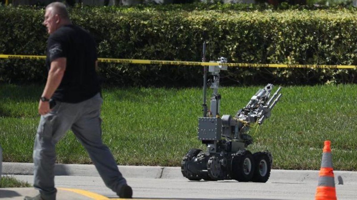 Un robot de desactivación de explosivos en la oficina de correos de Miami de donde se sospecha que salieron los paquetes bomba.-JOE RAEDLE / AFP