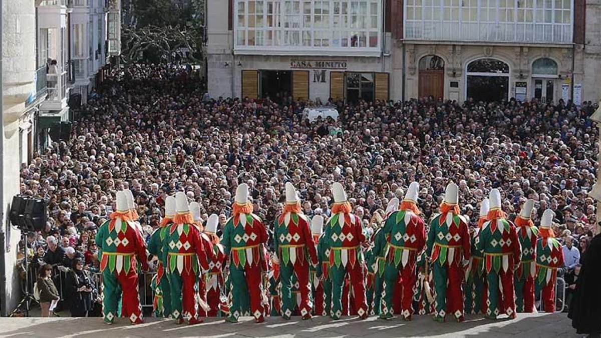 Una multitud se agolpó en la plaza del Rey San Fernando para seguir la ya tradicional chirigota de la Peña Recreativa Castellana.-Raúl Ochoa