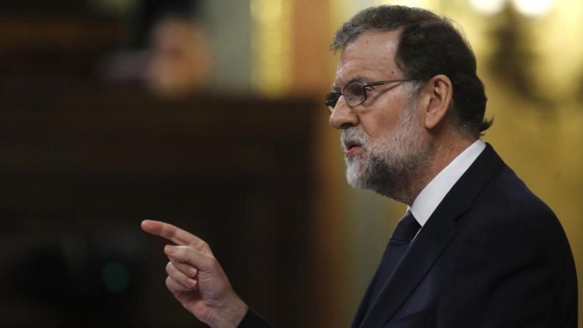 Mariano Rajoy da la réplica a Irene Montero, durante el debate de la moción de censura.-EFE