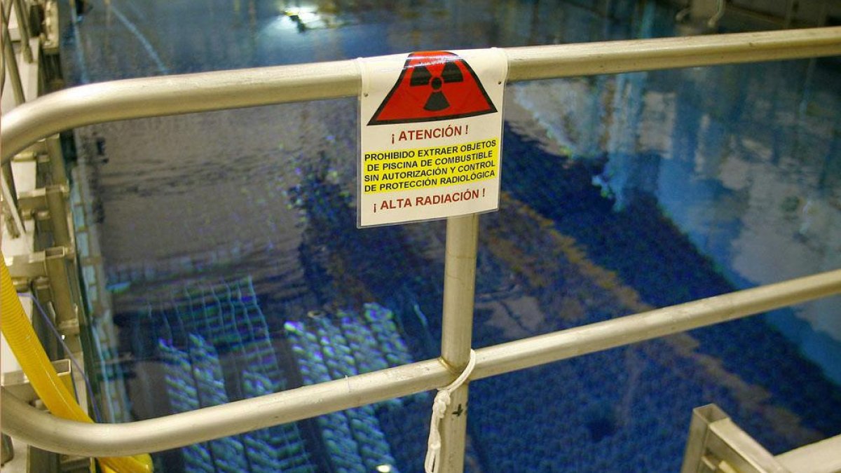 La preservación de las barras de combustible en agua cumple la doble función de refrigeralas y evitar la emisión de radiaciones.-ISRAEL L. MURILLO