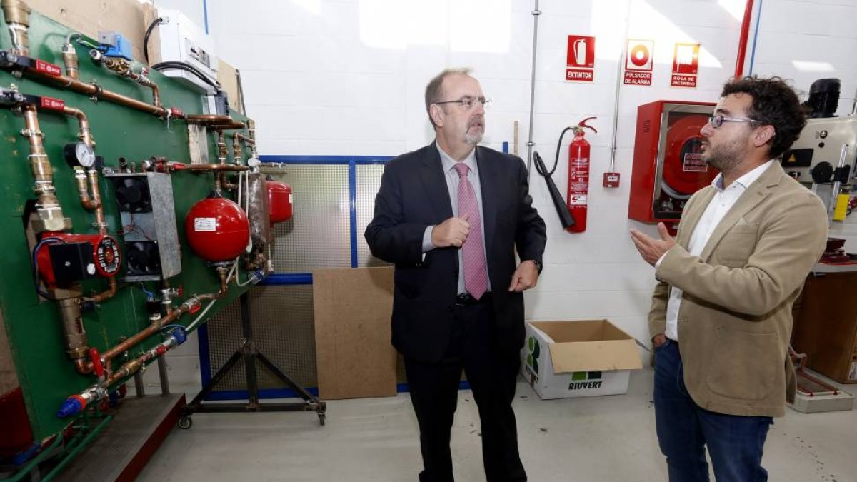 El consejero de Educación de la Junta, Fernando Rey, visita el Centro Integrado de FP Tecnológico Industrial de León-Ical