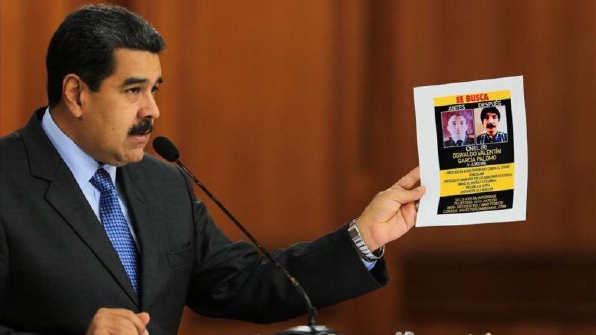 Maduro muestra una foto de Oswaldo Valentín García Palomo, uno de los responsables a los que acusa de la autoría del atentado.-AFP