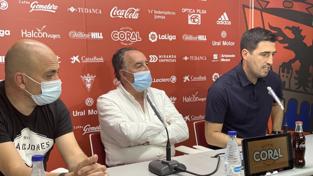 Iraola estuvo acompañado en su despedida por Chema Aragón y Alfredo de Miguel. CD MIRANDÉS