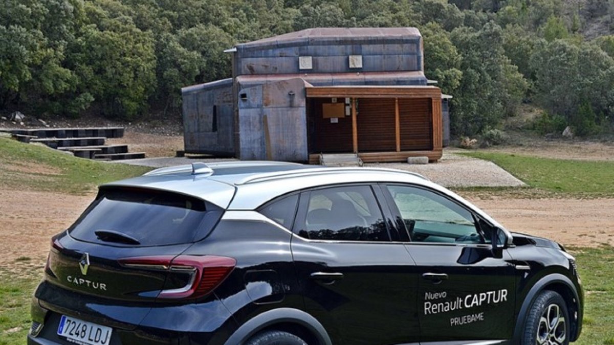 En su vista lateral nos llama poderosamente la atención sus enormes llantas de 17