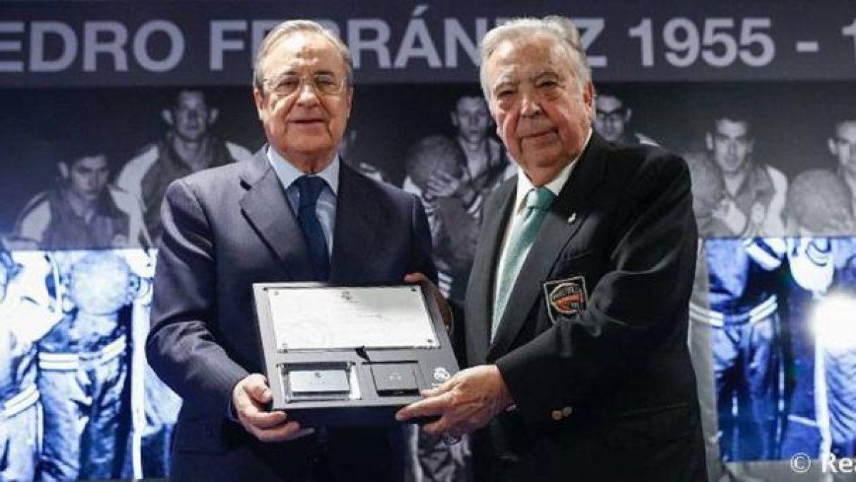 Florentino Pérez entrega una placa a Pedro Ferrándiz como socio de honor del Madrid.-REAL MADRID