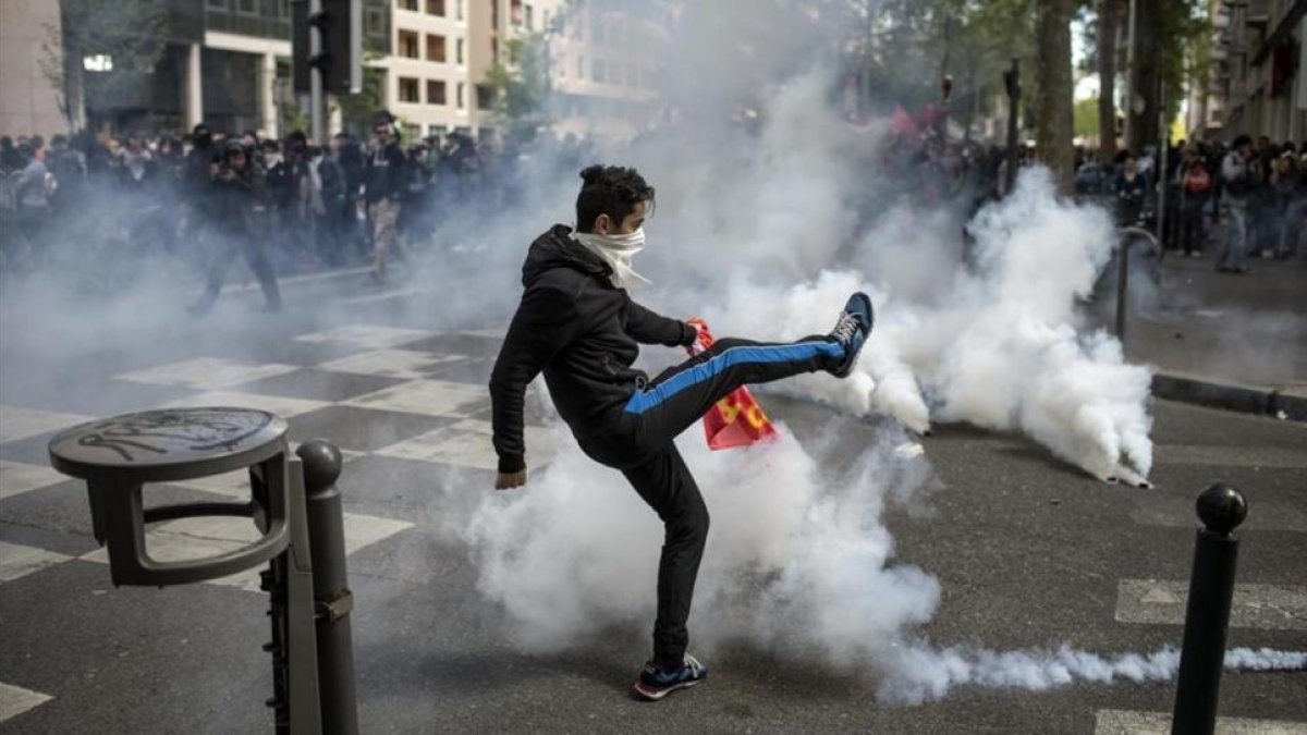 Un manifestante en Lyon en la jornada de protesas contra las propuestas del Gobierno francés.-AP / LAURENT CIPRIANI