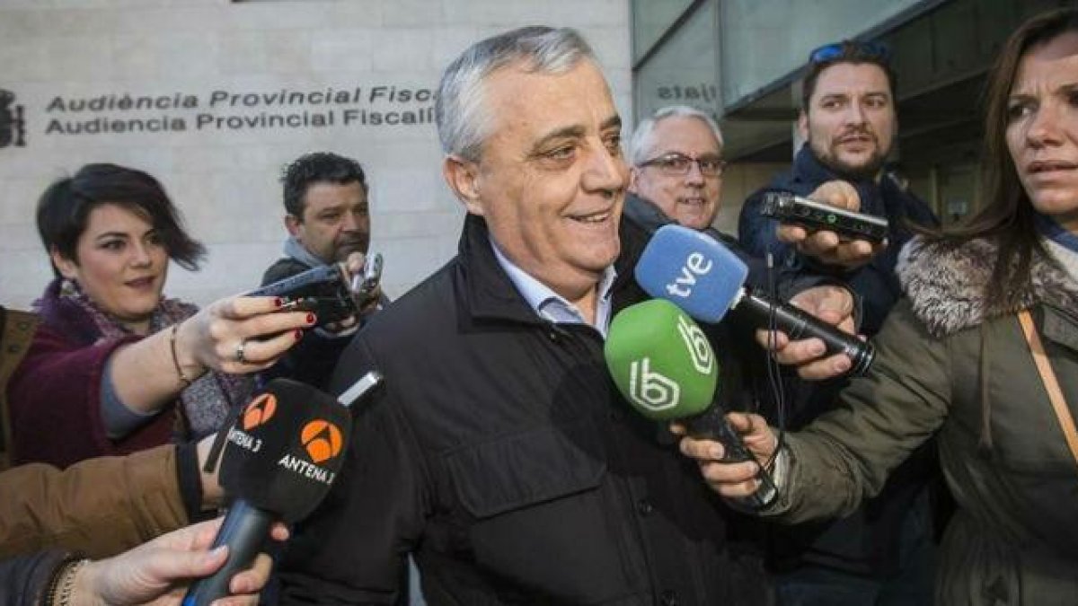El exconcejal de Valencia Vicente Aleixandre, a su salida del juzgado, donde ha acudido a declarar en calidad de investigado por el 'caso Imelsa'.-MIGUEL LORENZO