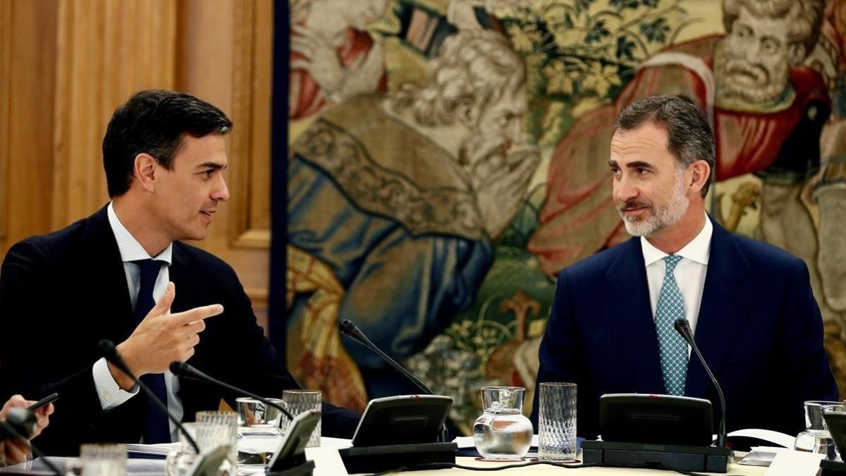 El presidente del Gobierno, Pedro Sánchez, y el Rey, durante la reunión del Consejo de Seguridad Nacional del pasado 16 de julio, en la Zarzuela. /-MARISCAL (EFE)