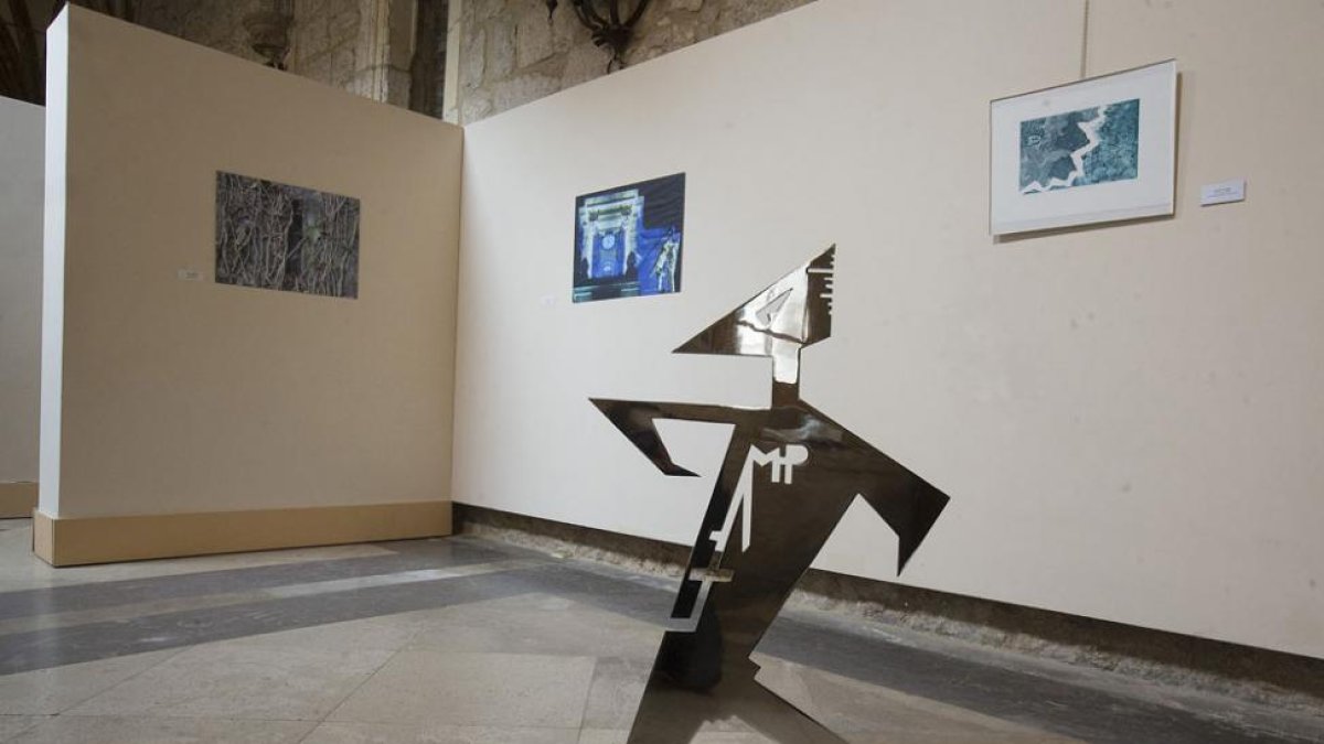 Escultura de Santi de Paulas, en primer plano, junto a una colección de pinturas.-Raúl Ochoa