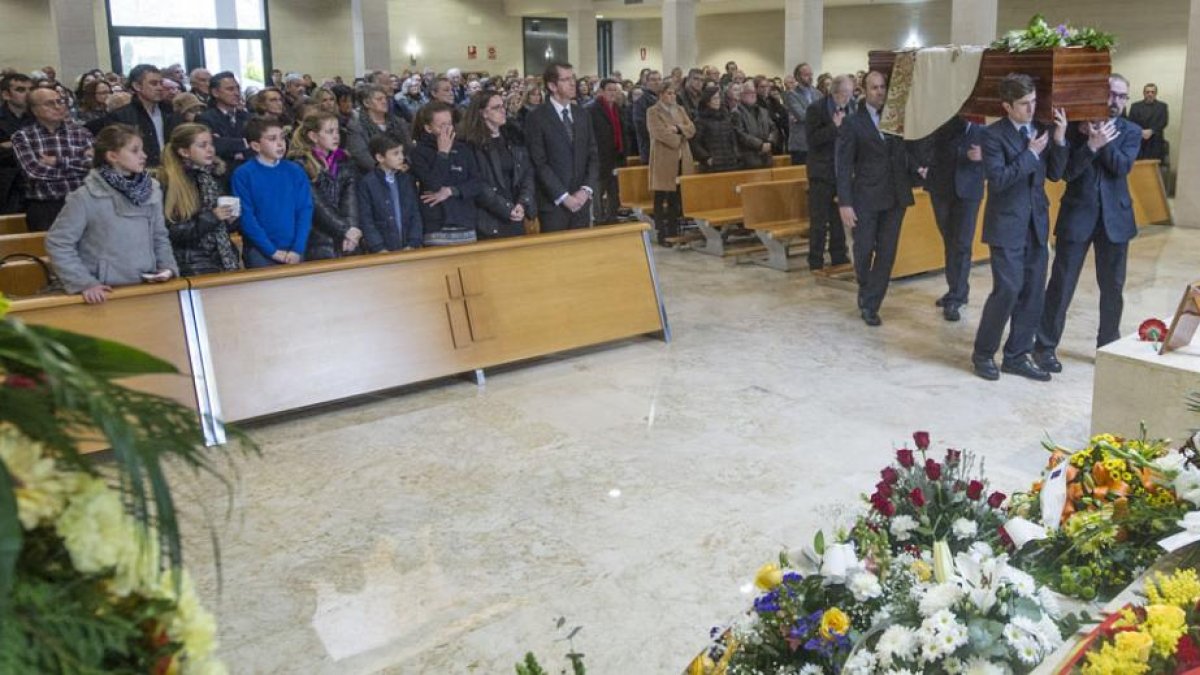 El funeral de Rafael Pedrosa se celebró en una abarrotada capilla de la Funeraria San José.-I. L. MURILLO