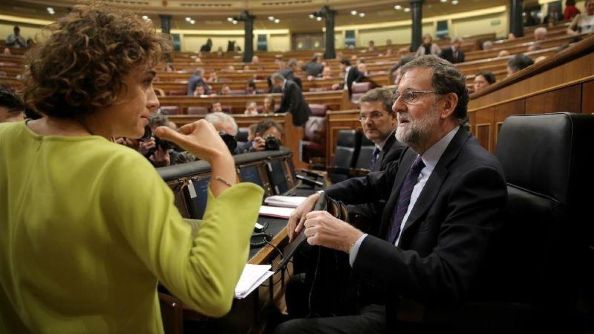 Dolors Montserrat y Mariano Rajoy, al inicio de la sesión de control al Gobierno.-JOSÉ LUIS ROCA
