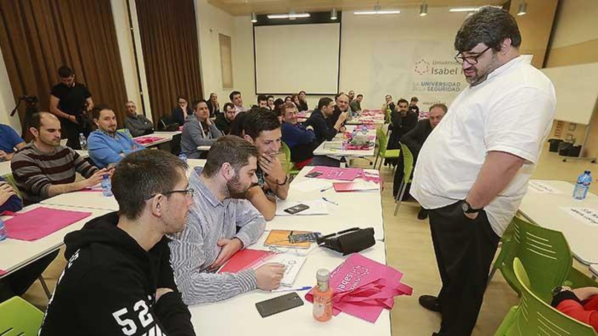 Javier Martín disertó con los asistentes sobre recuperación y extracción de datos procedentes de dispositivos móviles.-RAÚL G.OCHOA