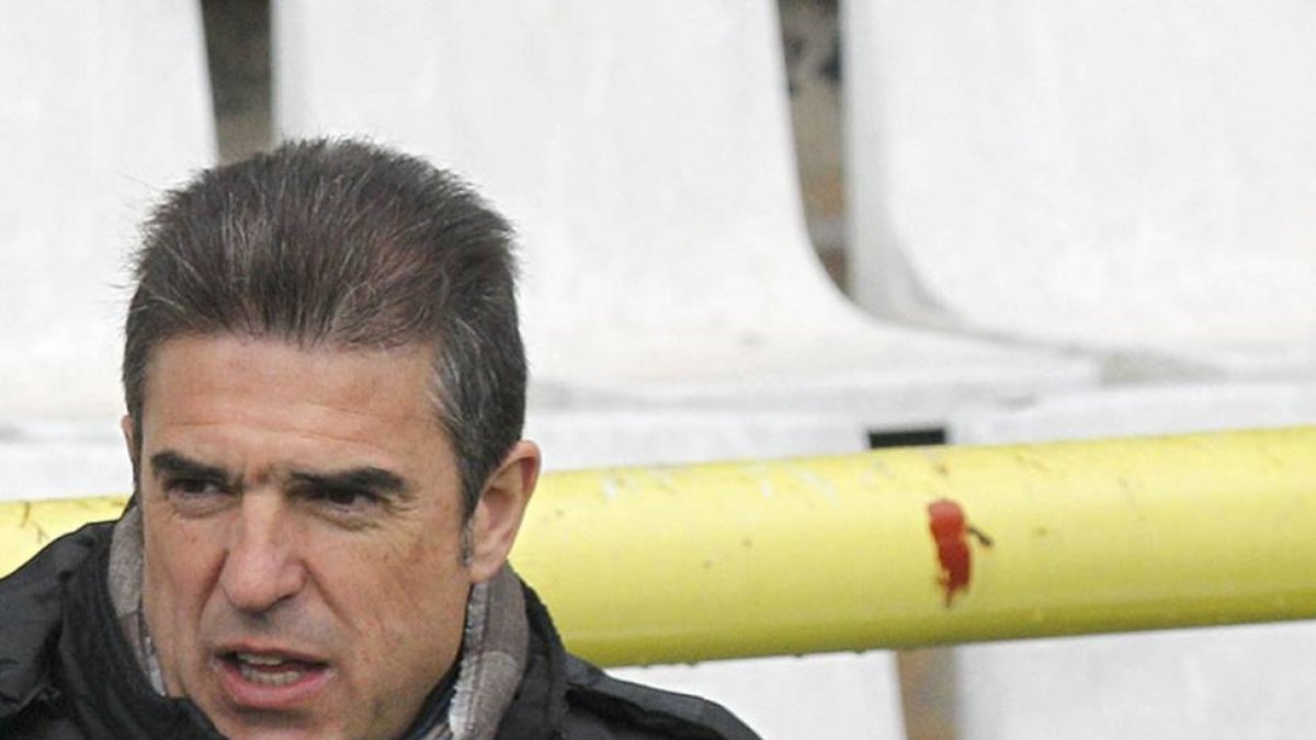 Gonzalo Arconada en el banquillo de El Plantío.-SANTI OTERO