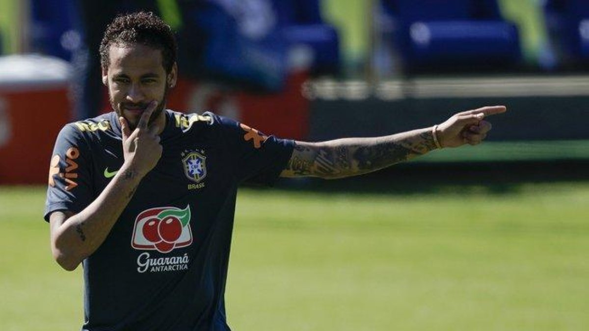 Neymar se entrena con sus compañeros para enfrentar los amistosos FIFA antes de iniciarse la Copa América en Brasil.-AP