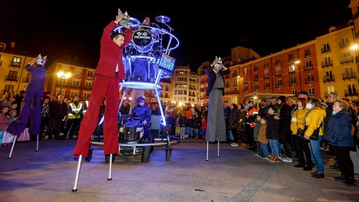 La Fam Teatre, como lobos de Wall Street, en el pregón del Carnaval de Burgos. SANTI OTERO