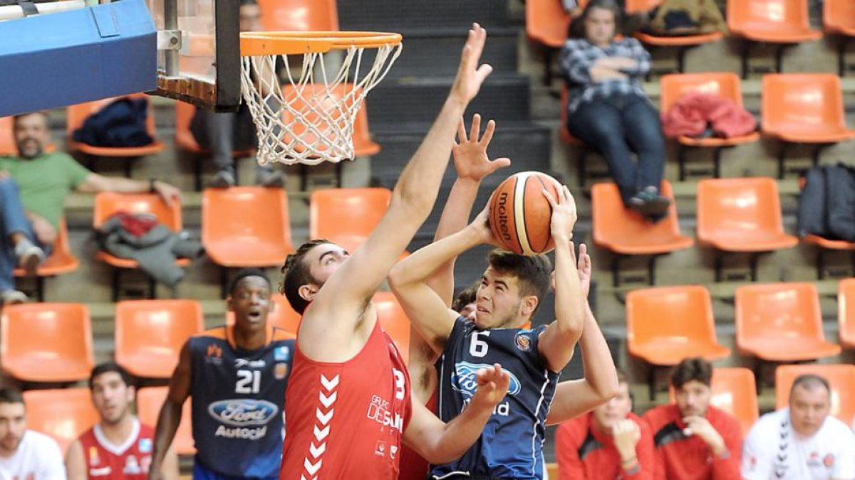 El jugador del UBU Tizona Salinas fuerza la penetración ante Juzbasic, ayer.-ISRAEL L. MURILLO