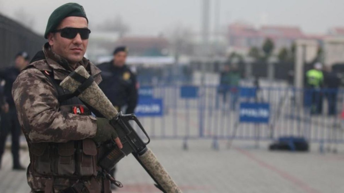 Turquía va a permitir a partir de ahora el uso del velo islámico en los rangos más bajos del Ejército.-KENAN GURBUZ
