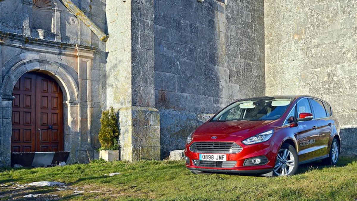 Ford S-Max mostró sus atractivos en la zona de Cubillo del Campo. Belleza, robustez, fiabilidad, aplomo....-HÉCTOR FUSTEL